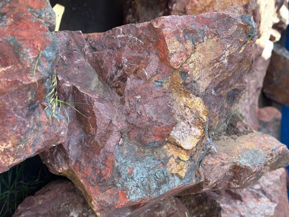 Камни для ландшафтного дизайна красно-фиолетовые 10-60 килограмм купить в Приморском крае