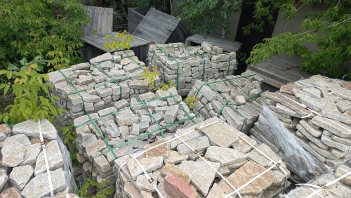 Гранитный плитняк галтованный для мощения купить в Приморском крае