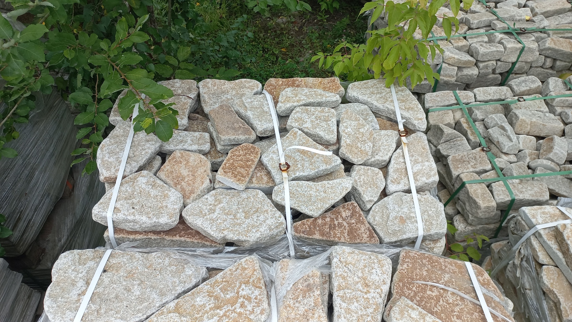 Плитняк галтованный гранитный для ландшафтного дизайна купить в Приморском крае