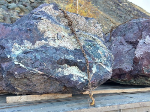 Огромные красно-фиолетовые валуны для ландшафтного дизайна весом более 5 тонн купить в Приморском крае