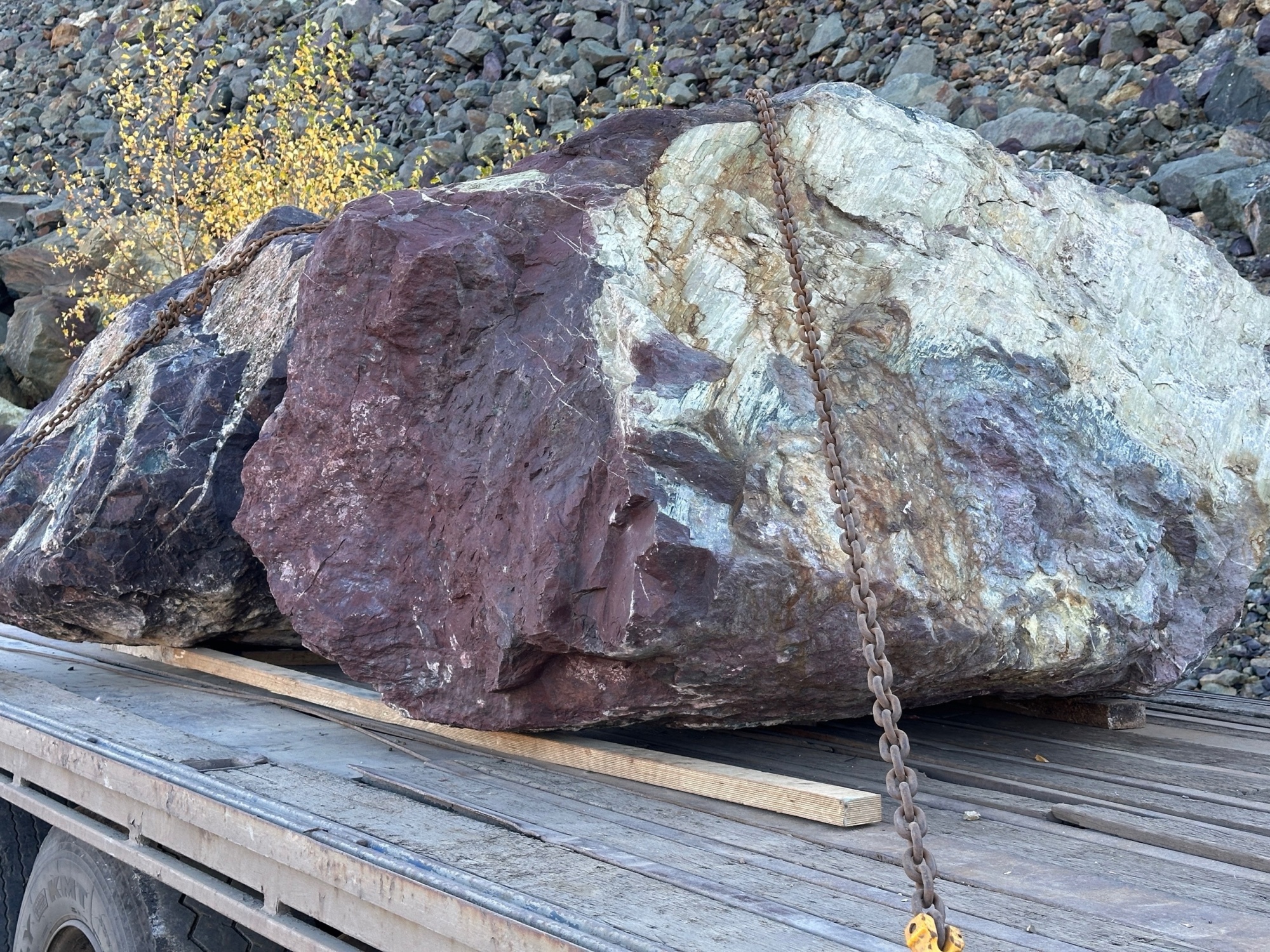 Огромные красно-фиолетовые валуны для ландшафтного дизайна весом более 5 тонн купить в Приморском крае