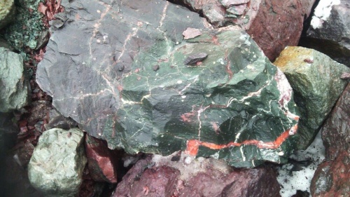 Гигантские зелёные валуны для ландшафтного дизайна весом более 5 тонн купить в Приморском крае