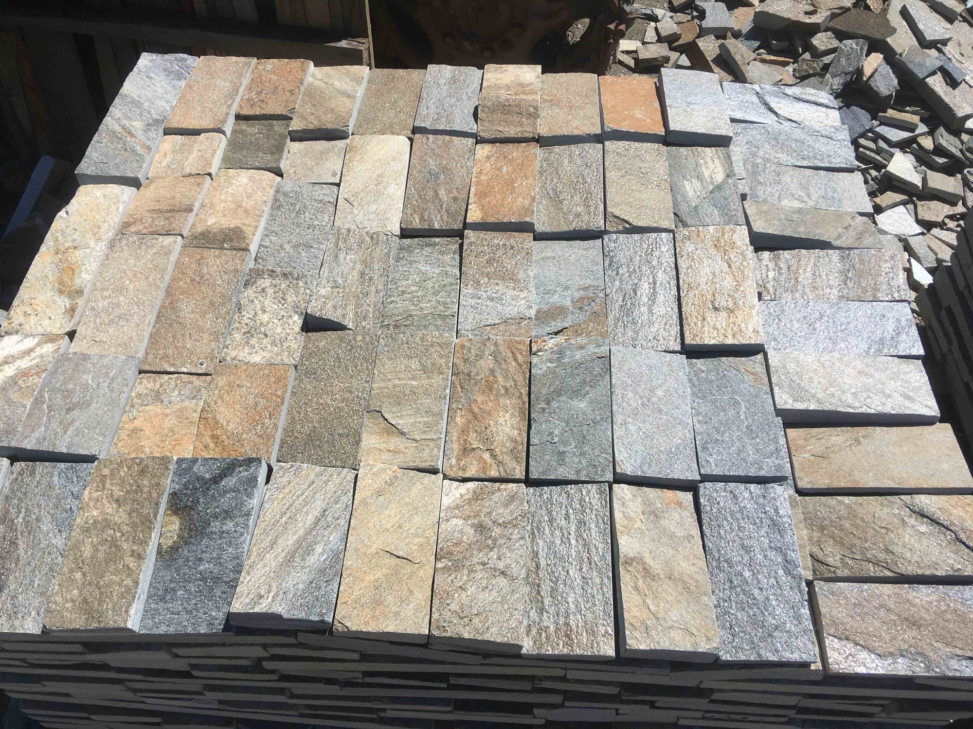 Плитка пилёная златолит Уральский для фасада купить в Приморском крае