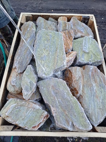 Златолит жёлтый, жёлто-зелёный глыбки и валуны для ланшафтного дизайна купить в Приморском крае