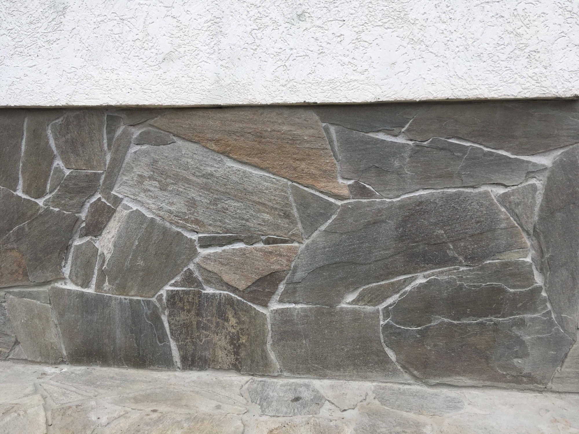 Плитняк златолит Уральский для цоколя, отмостки купить в Приморском крае