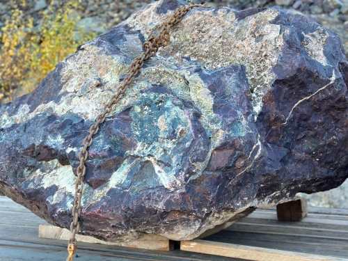 Огромные красно-фиолетовые валуны для ландшафтного дизайна весом более 5 тонн купить в Приморском крае