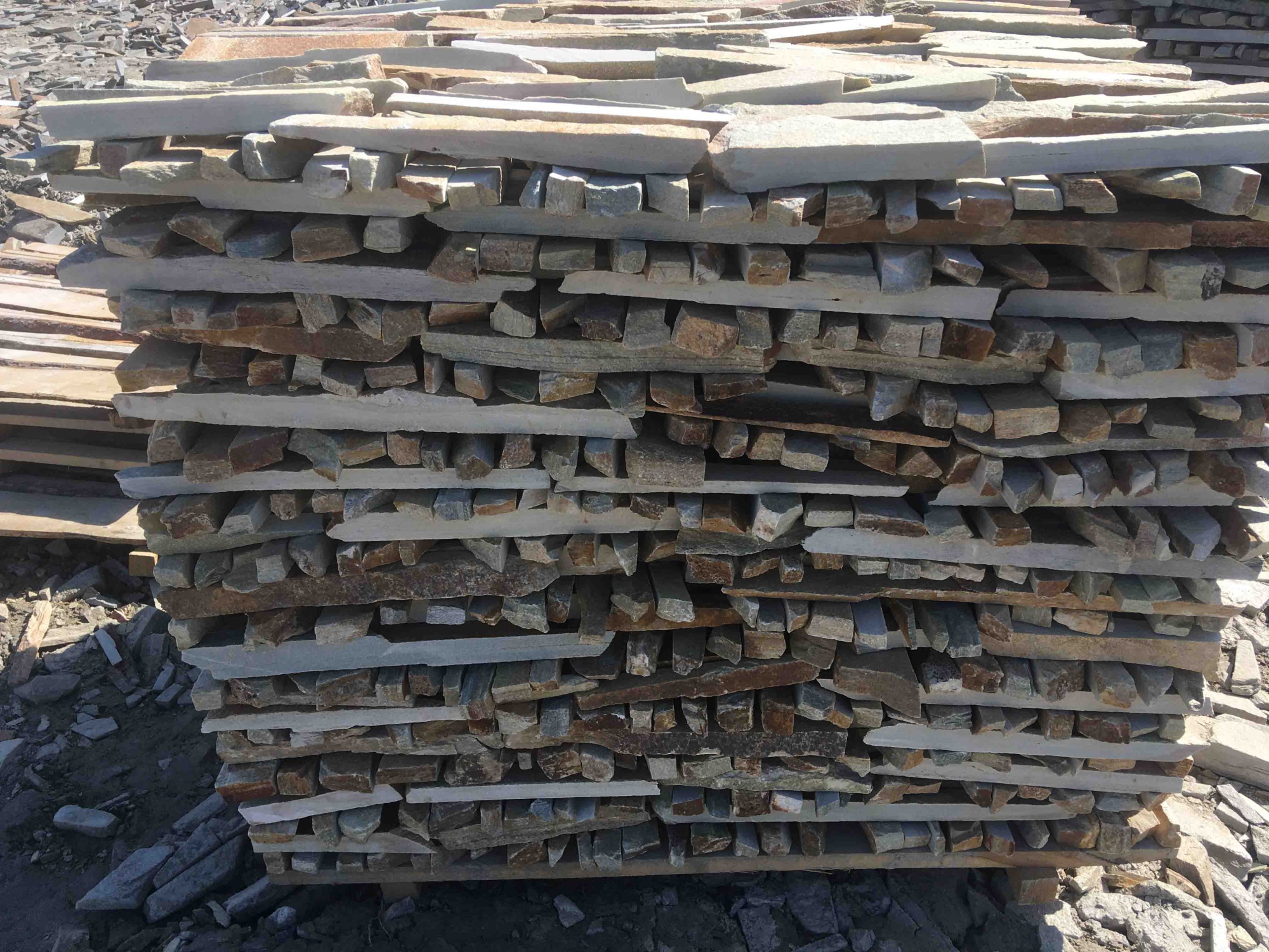 Горбушка златолит золотистый для облицовки купить в Приморском крае