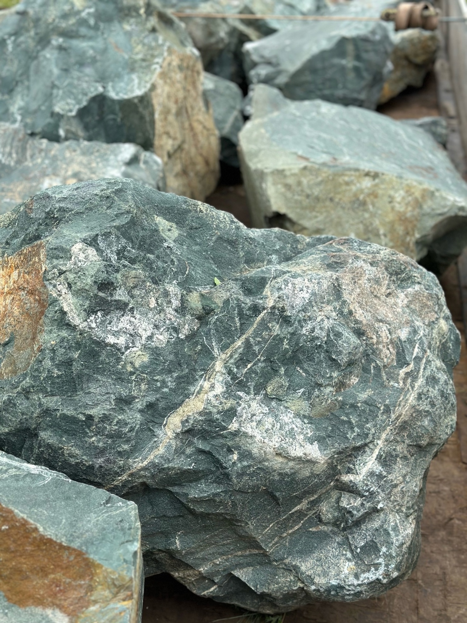 Камни для ландшафтного дизайна зелёные 10-60 килограмм купить в Приморском крае