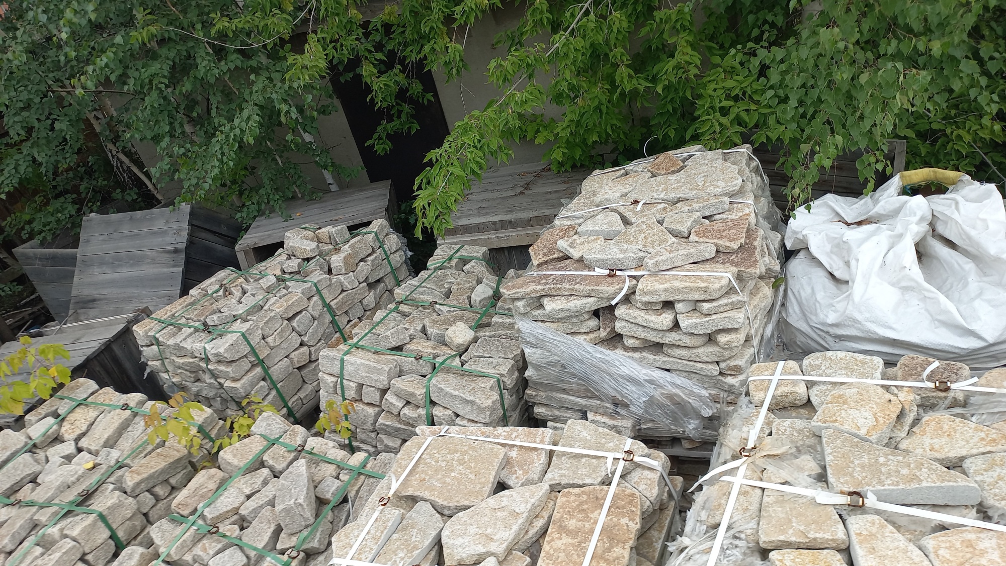 Плитняк гранитный галтованный купить в Приморском крае