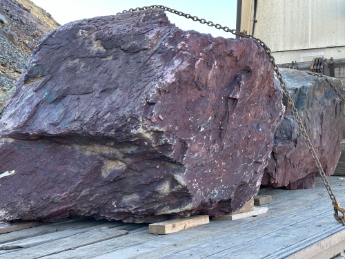 Огромные красно-фиолетовые валуны для ландшафтного дизайна весом более 5 тонн купить в Приморском крае