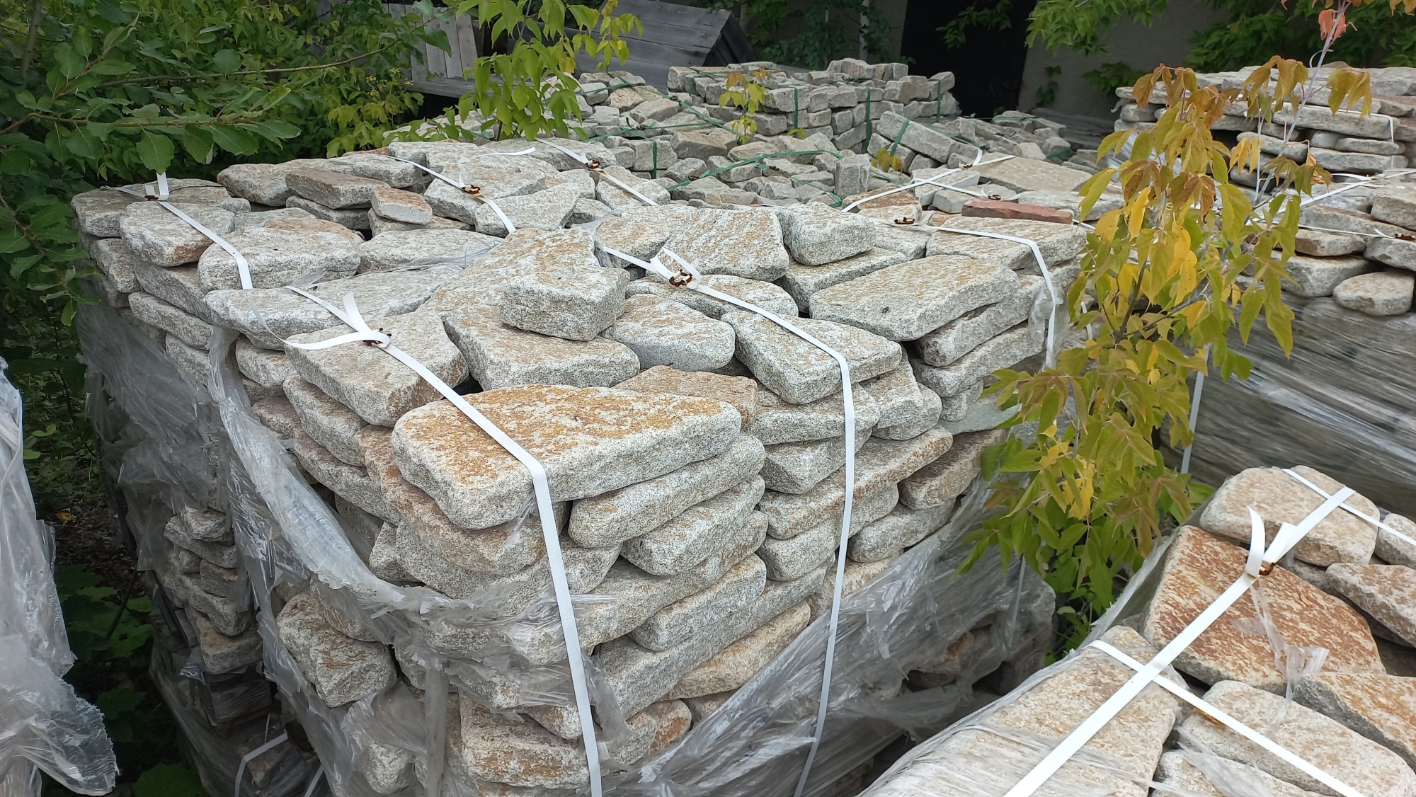 Плитняк галтованный гранитный для ландшафтного дизайна купить в Приморском крае