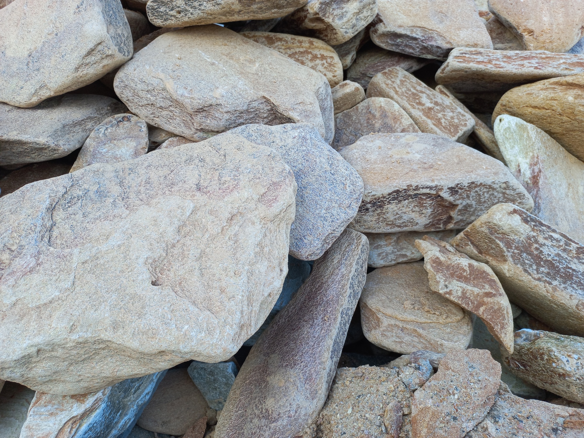 Златолит жёлтый, жёлто-зелёный глыбки и валуны для ланшафтного дизайна купить в Приморском крае