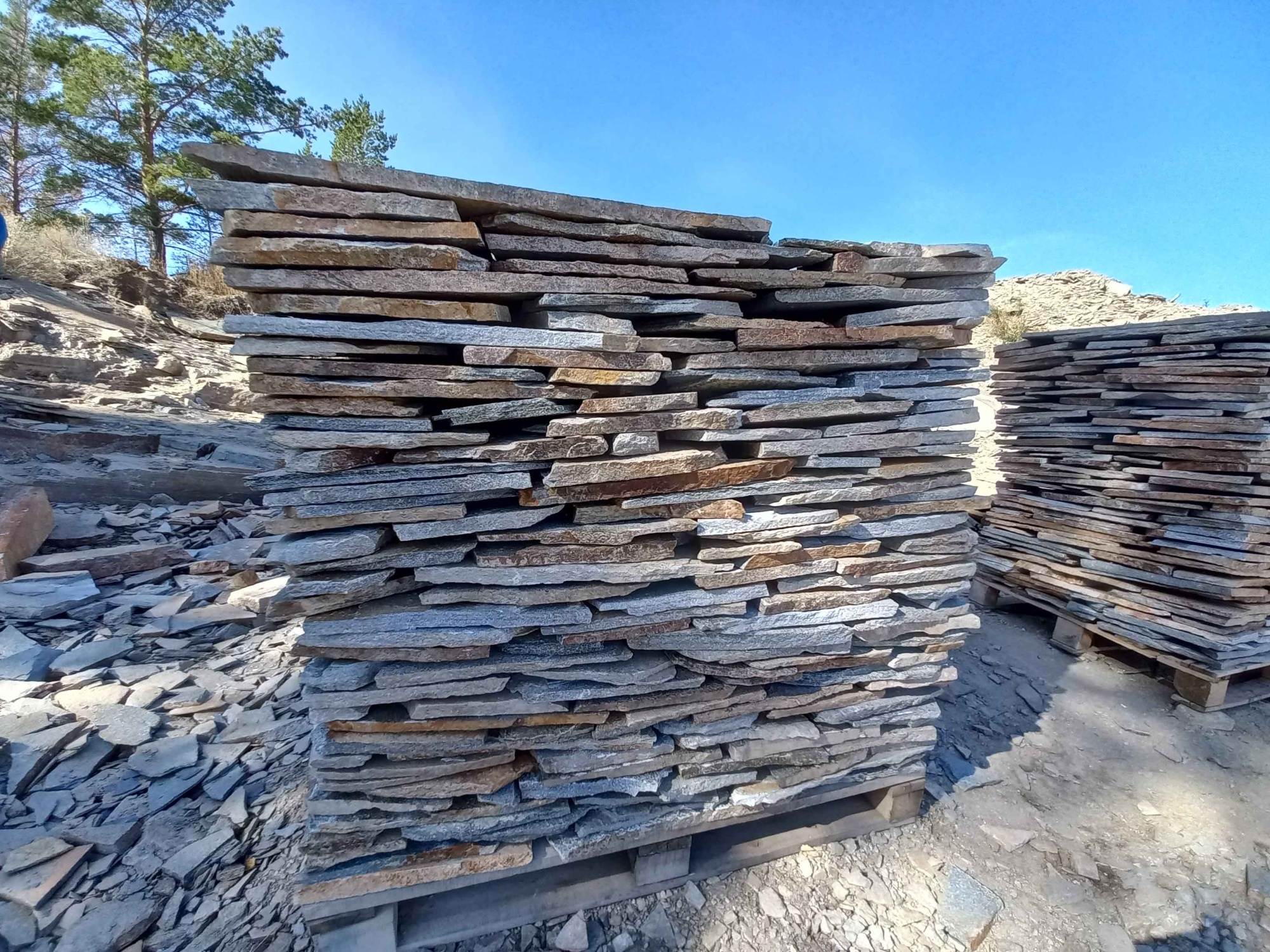 Плитняк златолит серебристый для фасада купить в Приморском крае