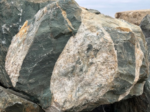 Гигантские зелёные валуны для ландшафтного дизайна весом более 5 тонн купить в Приморском крае