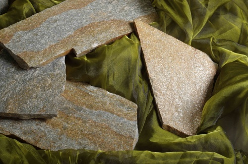 Плитняк златолит Уральский для цоколя, отмостки купить в Приморском крае