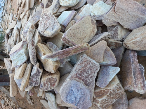 Златолит жёлтый, жёлто-зелёный глыбки и валуны для ланшафтного дизайна купить в Приморском крае