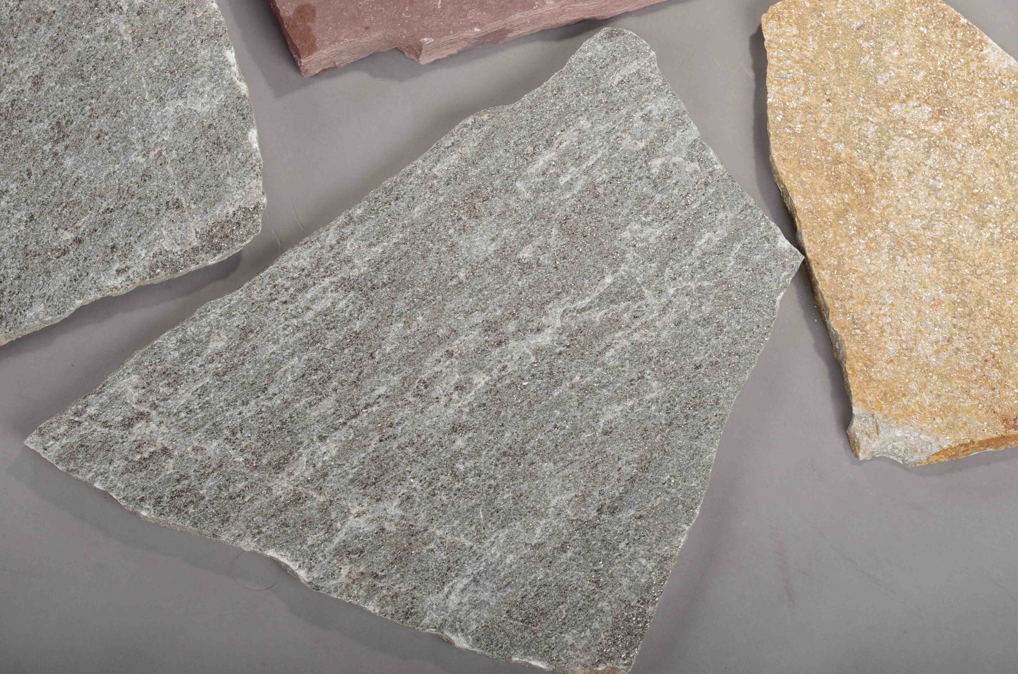 Плитняк златолит Уральский для цоколя, отмостки купить в Приморском крае