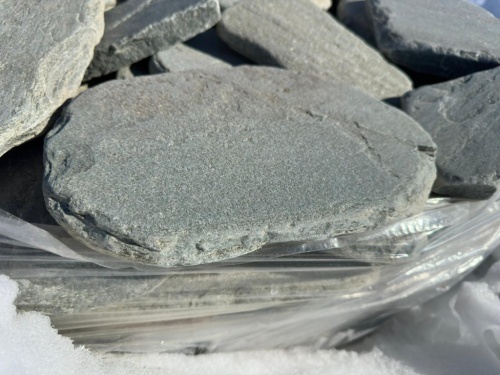 Плитняк златолит зелёный галтованный для мощения на бетон купить в Приморском крае